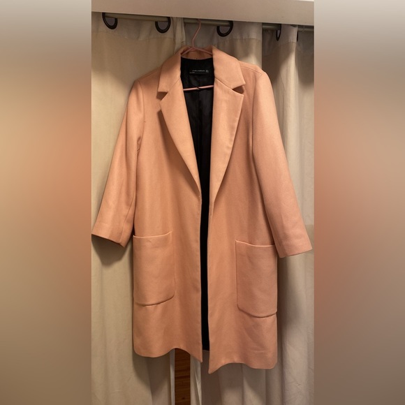 Beautiful pink coat from Zara.

Size M.

Worn 1-2 times. - Picture 1 of 2